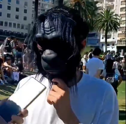 El joven reveló que se juntan varios therians mono en una plaza (Foto: X)