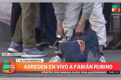 El joven sacó un objeto de su bolso y amenazó al periodista