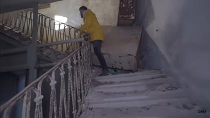 El joven se arriesgó al subir las escaleras para recorrer los sitios más desconocidos de la isla (Foto: Captura YouTube Dara Tah)