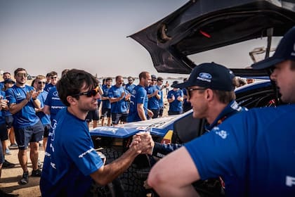 El joven se fue a Europa con €800 en la billetera y ahora es un mecánico de alto nivel