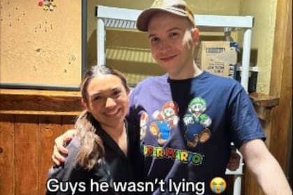 El joven subió una foto a TikTok junto a una fan mostrando que su opción por una vida más sana era real. Créditos: TikTok