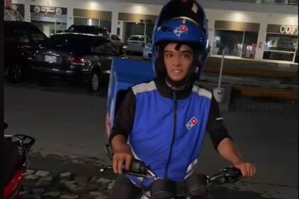 El joven trabaja como delivery en Domino's Pizza y también cuenta en las redes sociales su experiencia en su trabajo