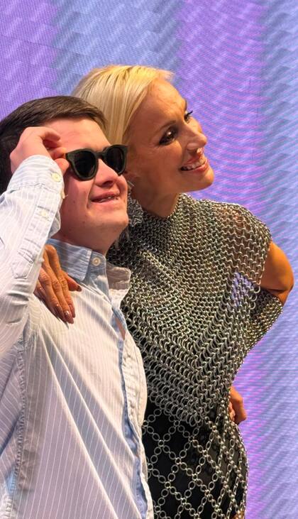El joven tucumano junto a Ingrid Grudke en Pasarela Federal