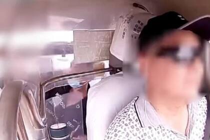 El joven viajaba en un taxi, pidió al chofer que se detuviera y se bajó desesperado para arrojarse por un puente