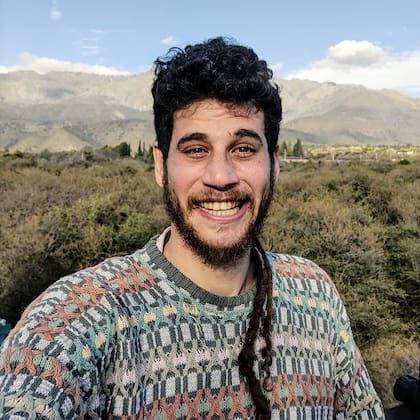 El joven vive junto a su pareja en una casa de barro bajo principios de bioconstrucción y permacultura en la zona de Los Hornillos