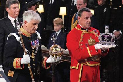 El joyero real retiró la corona del Estado Imperial, el orbe y el cetro del ataúd.