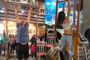 El juego de “aguantar colgado” que tiene a todos atrapados en Mar del Plata