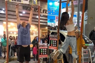 El juego de “aguantar colgado” que tiene a todos atrapados en Mar del Plata