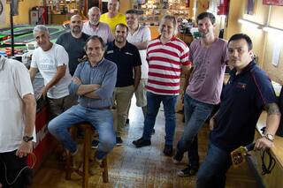 Su pasión por el Scalextric lo llevó a abrir una pista gigante que hoy es furor