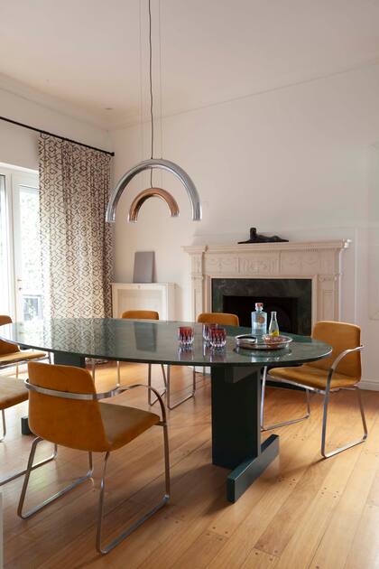 El juego de colores es impecable: el tapizado de las sillas de Federico Churba mostaza se acompaña con una mesa de mármol en verde, combinación que se repite en el textil de Caro Deane.