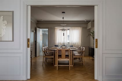 El juego de comedor es de su autoría. La mesa tiene su base de petiribí y tapa en cuarzo para romper con el planteo formal. Lámpara ‘Flamingo’ de Vibia (Iluminación Agüero)