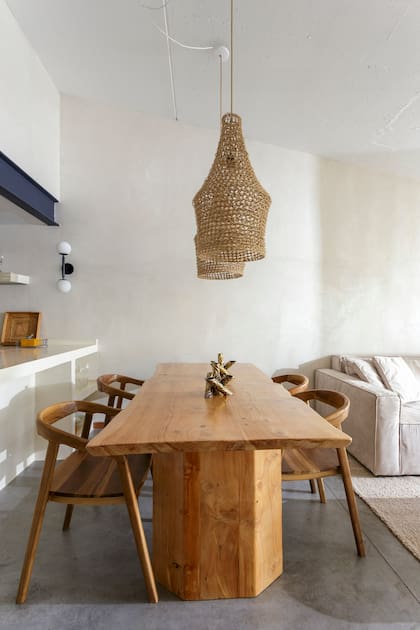 El juego de comedor estilo Wishbone es de Espacio Rumbita.