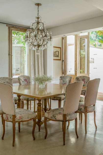 El juego de comedor lo encontró en La Rue de Stella. La araña de caireles vino de su casa en San Pablo.