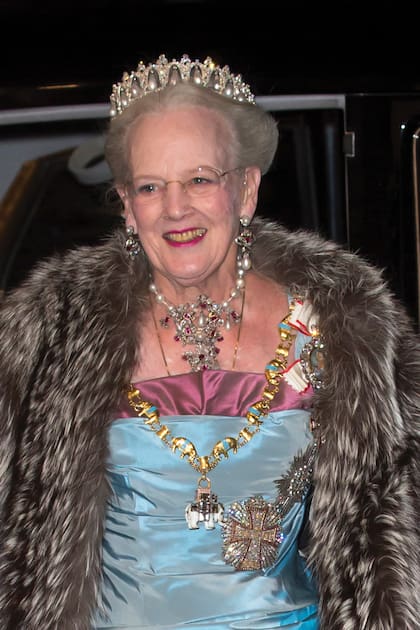El juego de joyas fue uno de los favoritos de la reina Margarita, y se la pudo ver luciéndolo en el banquete de Año Nuevo de 2017, celebrado en el Palacio Amalienborg, Copenhague.