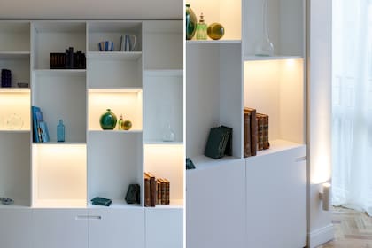 El juego de luces le da dinamismo a la biblioteca y, con la iluminación baja, compone una alternativa que permite apagar el riel central e iluminar el living de modo más difuso.