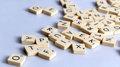 El juego de Scrabble tiene 100 fichas con letras. Cada letra tiene una puntuación diferente. Las letras que aparecen con más frecuencia tienen menos valor que las más difíciles de usar.