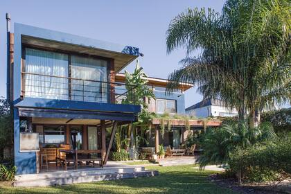 El juego de volúmenes le da un interesante ritmo al contrafrente, y contribuye a darle a cada espacio un clima propio, independencia y privacidad.