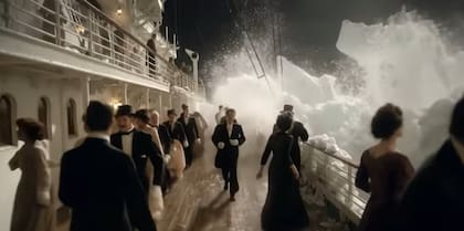 El juego inicia con el choque del Titanic contra el iceberg, ocurrido el 14 de abril de 1912