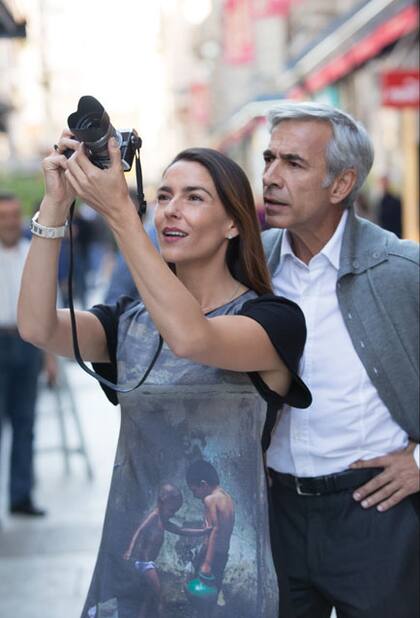 El jueves 11, un día antes de la inauguración de la exposición fotográfica de Irene, la pareja paseó por la calle Florida, donde Imanol recibió el cariño de sus seguidores argentinos