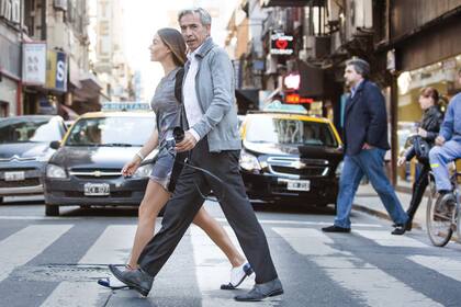 El jueves 11, un día antes de la inauguración de la exposición fotográfica de Irene, la pareja paseó por la calle Florida, donde Imanol recibió el cariño de sus seguidores argentinos