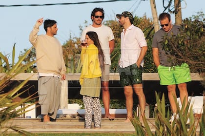 El jueves 30, Juana y su novio recibieron la visita del ex Puma Agustín Pichot y su mujer, Florencia Tachella Costa.