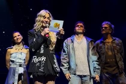 El jueves 4 de septiembre Cris Morena reapareció públicamente en el show de Erreway y compartió el escenario con Camila Bordonaba, Benjamín Rojas y Felipe Colombo (Foto: Captura de video)