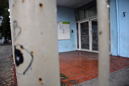 El jueves a la noche balearon la escuela Estanislao Lopez , de la zona oeste de Rosario. El viernes estuvo cerrada .