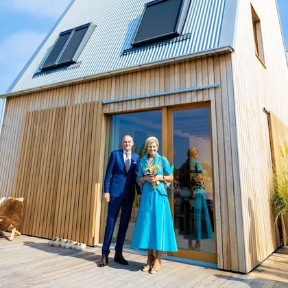 El jueves la reina lució un vestido turquesa de Natan Couture con el que no pasó desapercibida (Foto: Instagram @koninklijkhuis)