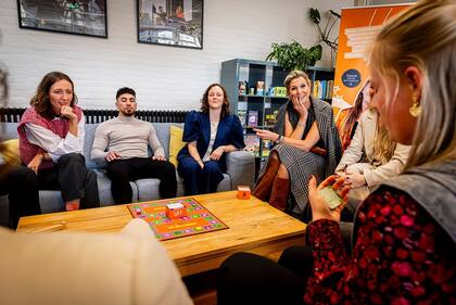 El jueves, Máxima Zorreguieta visitó la organización Netwerk Nieuw Rotterdam; durante la jornada conversó con voluntarios del programa y además jugó al metegol (Foto: Instagram @koninklijkhuis)