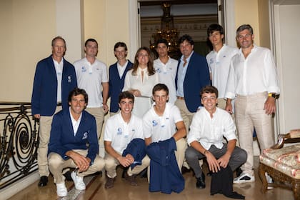 El jueves previo, la embajadora argentina en Londres, Mariana Plaza, recibió a toda la delegación y se presentaron las camisetas.