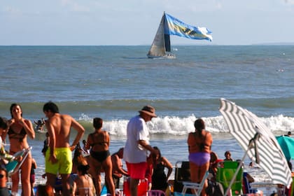 El Jueves Santo y Día de la Soberanía de las Malvinas, se vivió desde la costa marplartense con buena temperatura y un velero hizo una navegación en homenaje a los veteranos y caídos en la guerra
