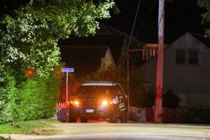 Una patrulla vigila la puerta del complejo de los Kennedy en Hyannis Port el jueves
