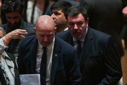 El juez Ariel Lijo en el acto de conmemoración anual del Día del Holocausto y el Heroísmo en el CCK. Saludó a Marcelo Mindlin, presidente de la DAIA y de los grupos empresariales Pampa Energía y Grupo Emes entre otras autoridades presentes. Esa noche habló el presidente Javier Milei cuyo gobierno postula a Lijo para integrar la Corte Suprema de Justicia.