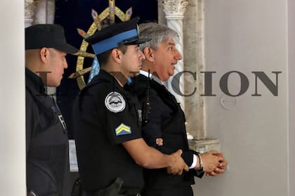 El juez Bento sale esposado de una dependencia policial, en Mendoza