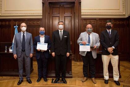 El juez Carlos Rosenkrantz, Martín Angulo, el juez Horacio Rosatti, Gustavo Rodríguez de La Gaceta y Daniel Dessein, de ADEPA