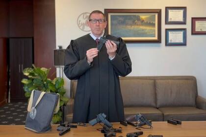 El juez cuestionó a sus colegas por no conocer sobre armas y grabó una demostración