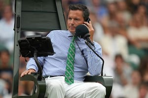 El juez de silla Nico Helwerth hace una llamada para revisar una jugada durante el partido entre la rusa Anastasia Pavlyuchenkova y la británica Sonay Kartal durante la cuarta ronda del torneo femenino del Campeonato de Tenis de Wimbledon, el domingo 6 de julio de 2025, en Londres. (AP Foto/Alastair Grant)