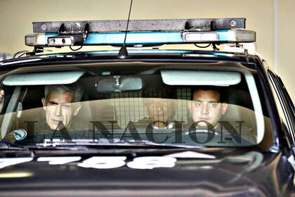 El juez destituido Walter Bento sale detenido de los tribunales federales de Mendoza