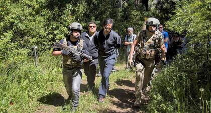 El juez encabezó la visita, en plena montaña, con efectivos policiales armados