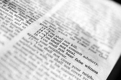 El juez federal Fred Biery, del Distrito Oeste de Texas, emitió una orden preliminar que bloquea la aplicación de la ley en 11 distritos escolares