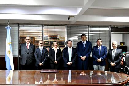El juez Javier Esteban De La Fuente, el Presidente de la Cámara Federal de Comodoro Rivadavia Javier Leal de Ibarra, los senadores nacionales Daniel Pablo Bensusán y José María Torello, las diputadas Anahí Costa y Ana Clara Romero, y, el abogado Enrique Barrau,