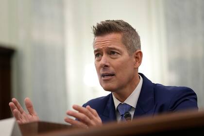 El juez John McConnell emitió una orden preliminar para prohibir que el secretario de Transporte, Sean Duffy, condicione los fondos federales a quienes no cooperen con el ICE