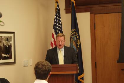 El juez Joseph LaPlante emitió una medida cautelar permanente contra la orden de Trump, al considerar que negar la ciudadanía causaría "daño irreparable" a niños nacidos en EE.UU., tras vencer el plazo de apelación de siete días sin acción del gobierno