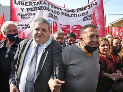 El juez Juan Ramos Padilla junto a Luis D´Elía en la marcha contra la Corte Suprema