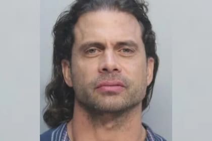 El juez le otorgó una fianza de mil dólares y le permitió asistir a una actividad escolar de su hijo