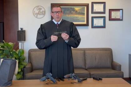 El juez manipuló diferentes tipos de armas y cargadores en su presentación