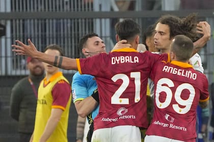 El juez Marco Guida y Angeliño intentan separar a Paulo Dybala y Matteo Guendouzi, que se trenzaron en medio del partido entre Roma y Lazio por la Serie A. 