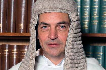 El juez Mark David Warby con el tradicional atuendo que utilizan los magistrados a la hora de impartir justicia.
