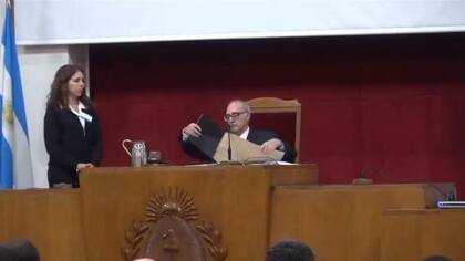 El juez Rafael Escot recibe el sobre con la deliberación del jurado popular, compuesto por 12 ciudadanos mendocinos