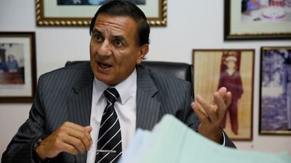 El juez Reynoso en su despacho, en Orán